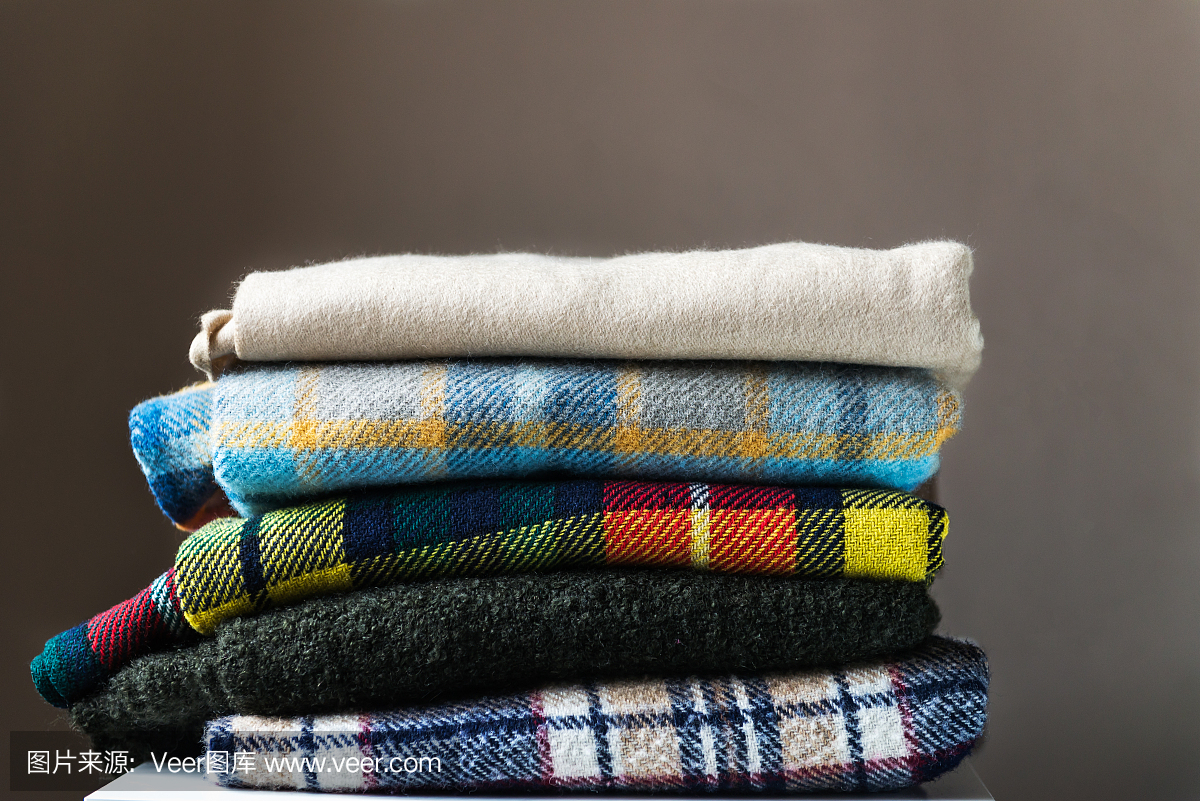 一堆方格毛織毯子