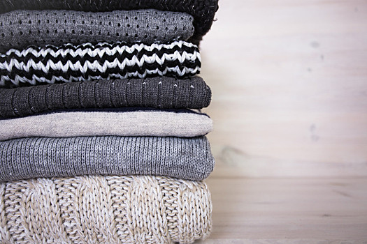 彩線織就的溫暖 一隅木墻前的毛織藝術(shù)